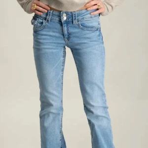 Chunky basic flare jeans - Skriv till mig privat om du har några frågor!