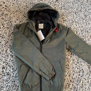 Zadige & Voltaire  - Säljer nu denna Zadige & Voltaire jackan i storlek S. Helt ny med prislapp och färgen oliv grön. Hör av er vid frågor eller vid funderingar🤩.