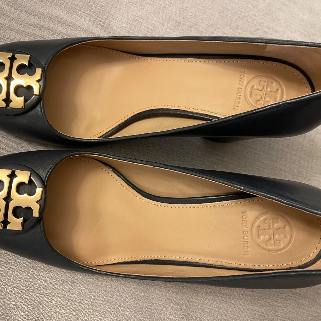 Svarta Tory Burch skor med gulddetalj - 1