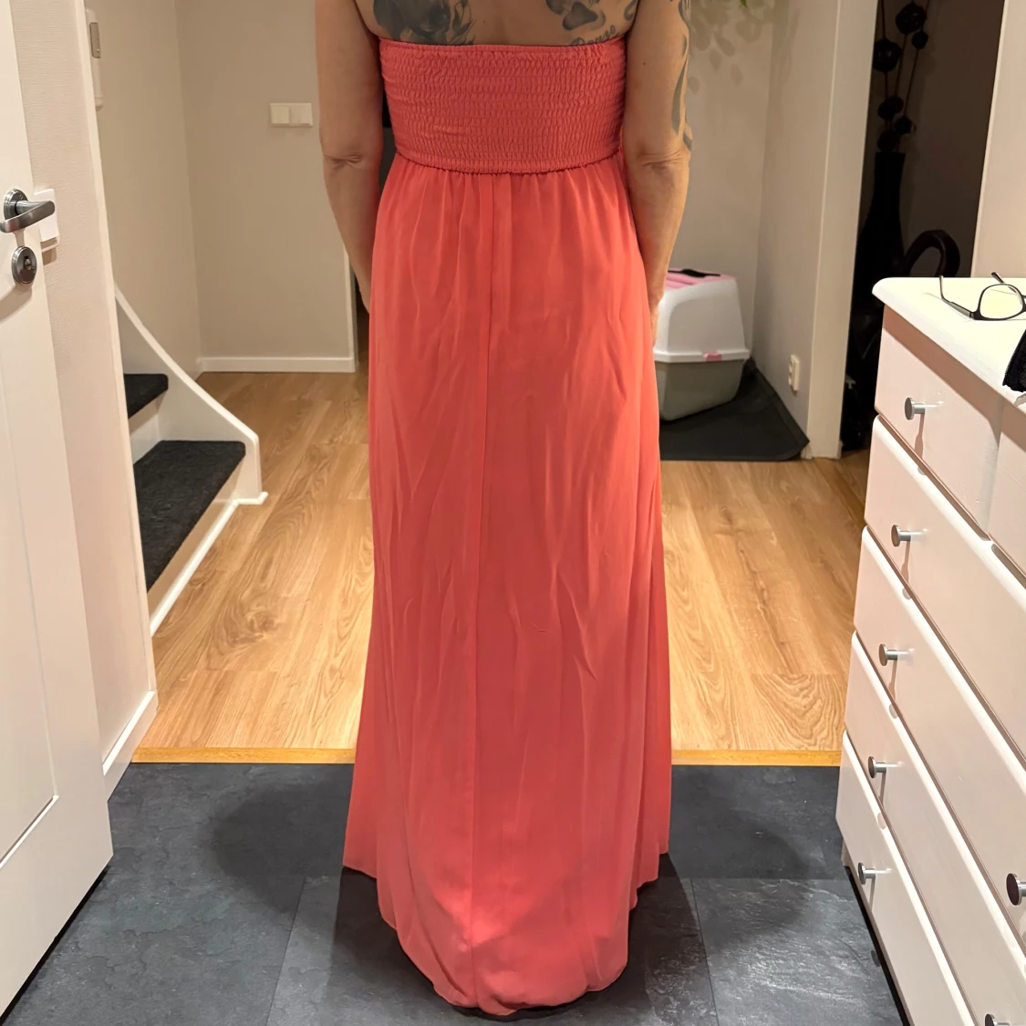 Korallfärgad axelbandslös klänning - 1