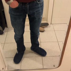 Blå jeans från Replay - Snygga blå jeans från Replay jeans. Jeansen har en stilren look och är perfekta för en avslappnad stil. Storlek 30/32