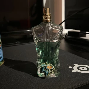 Le Beau Paradise Garden Eau de Parfum - Säljer en flaska Le Beau Paradise Garden Eau de Parfum från Jean Paul Gaultier. Le Beau Paradise Garden är en mångsidig doft som passar perfekt för särskiltsommar, men också vår.                     ￼Jean Paul Gaultiers Le Beau Paradise Garden Eau de Parfum är en maskulin doft som kombinerar fräscha, gröna och träiga noter för att skapa en förförisk och somrig känsla. Obs priset är inge hugget i sten!!! 	•	Toppnoter: Kokosvatten 	•	Hjärtnoter: Grönt fikon 	•	Basnoter: Sandelträ