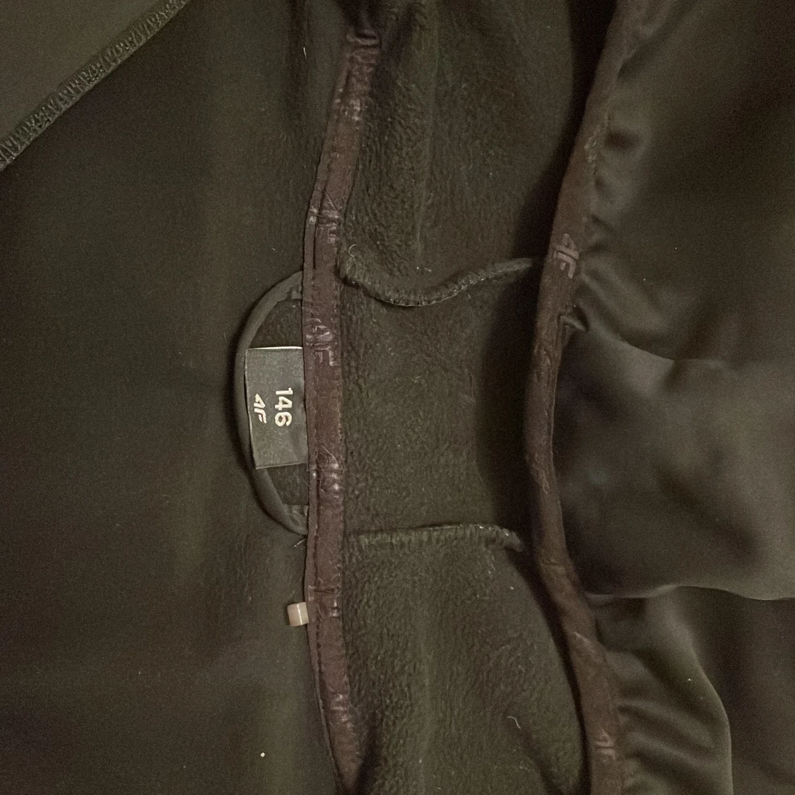 Svart jacka med huva från 4F - 1