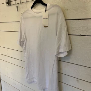 Vit t-shirt från Jack & Jones - Säljer en klassisk vit t-shirt från Jack & Jones, tillverkad i ekologisk bomull. Perfekt för en enkel och stilren look. T-shirten har en normal passform och korta ärmar.