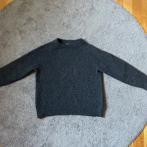 Svartgrå tröja / blackgrey sweater - storlek 140. Färgen i verkligen är mest lik den på först bilden. Jätteskön tröja för de mindre