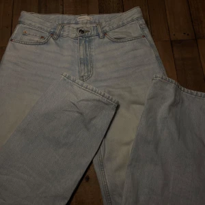 Ljusblå jeans från Perfect Jeans - Säljer ett par ljusblå jeans från Perfect Jeans Gina Tricot. De har en klassisk femficksdesign och en knappgylf. Använda flera gånger. 