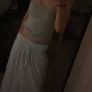 Långkjol från gina!!💗 - En vit och blå lång kjol från Gina tricot och är som ny! Jag är 165 och den passar även mina kompisar som är längre en mig, den är storlek 164❤️❤️