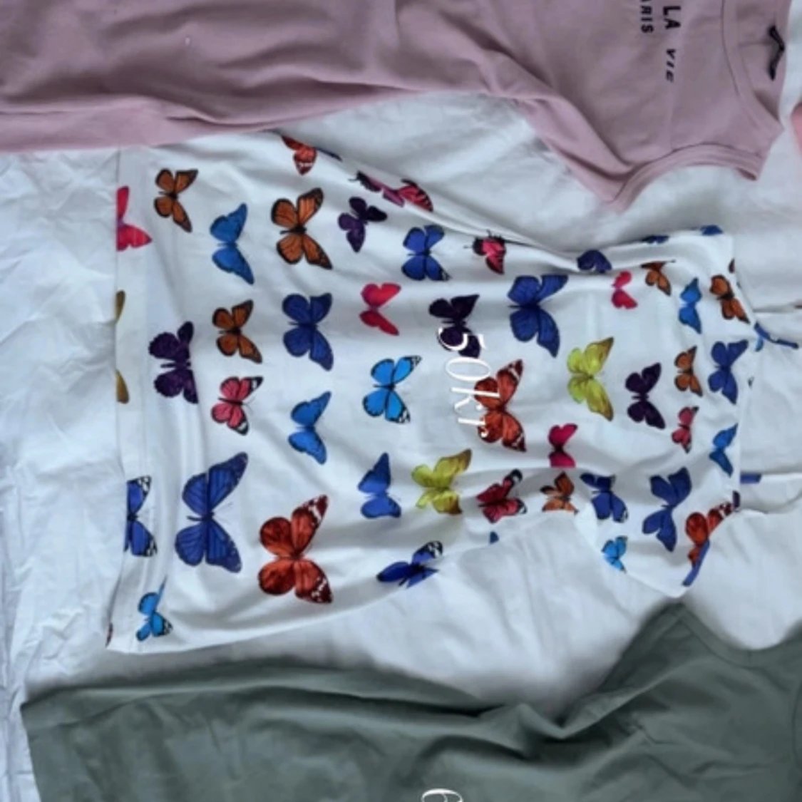 Tre klänningar med olika mönster och färger - 1