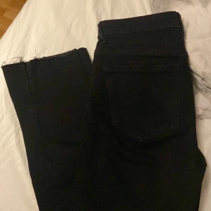 Svarta jeans från Zara - Snygga svarta jeans från Zara med en rakpassform. Små i storleken brukar ha 36 men i dessa 38