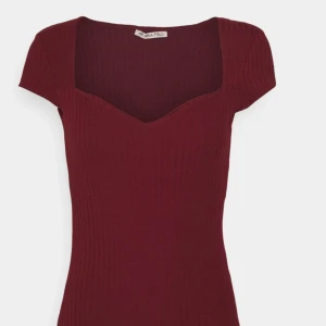 Röd T-Shirt❤️ - Såå vacker tröja i vin röd👌🏼❤️Storlek XS med mycket stretch! 