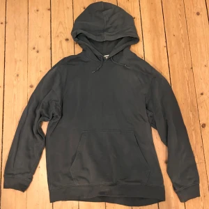 Grå hoodie från Weekday - Säljer en basic grå hoodie från Weekday. Den är använd men i fortfarande ett bra skick.