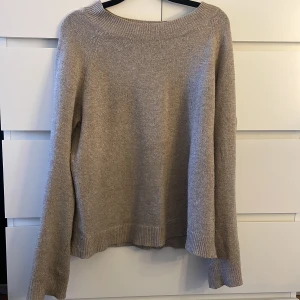 Beige stickad tröja från Only - Säljer super fin stickad tröja från only, ganska väl använd men ändå helt okej skick! det finns ett litet hål på armen, men inget man tänker på!❤️