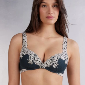 Intimissimi bh  - Säljer nu denna super fina bh i storlek 75b då den blivit för liten. Använd ca 5 gånger💞💞skriv vid frågor 