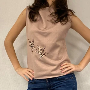 SPOTTED 002 - Handsydd topp gjord av handplockad återvunnet material. Skriv gärna byst- och midjemått för att få den skräddarsydd efter just dig🐆💕