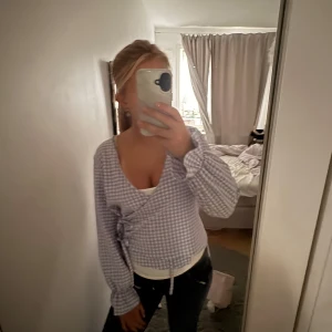 Rutig blus ifrån Zara - Knappast använd för den är lite för liten för mig. Jättesöt och sitter så snyggt!