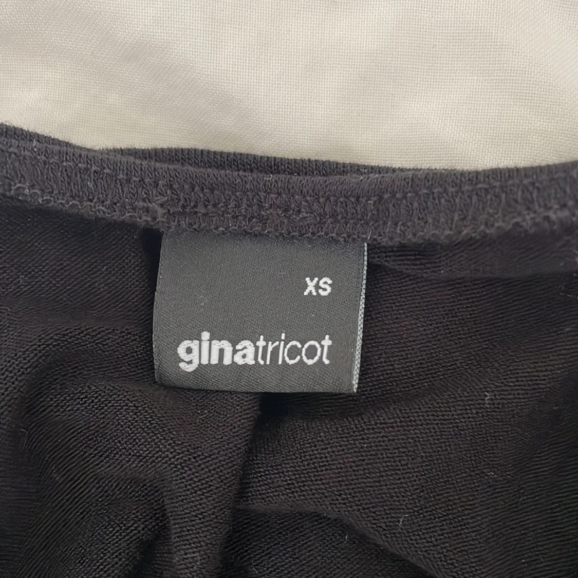 Svart linnetopp med knyt från Gina Tricot - 2