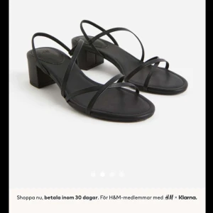 Svarta sandaler med låg klack H&M - Stilrena svarta sandaler från H&M med tunna remmar och låg klack. Snygg minimalistisk design med öppen tå och fyrkantig sula. Perfekta för varma dagar när du vill ha en clean och trendig look. Köpte för 249 använda några timmar på min bal
