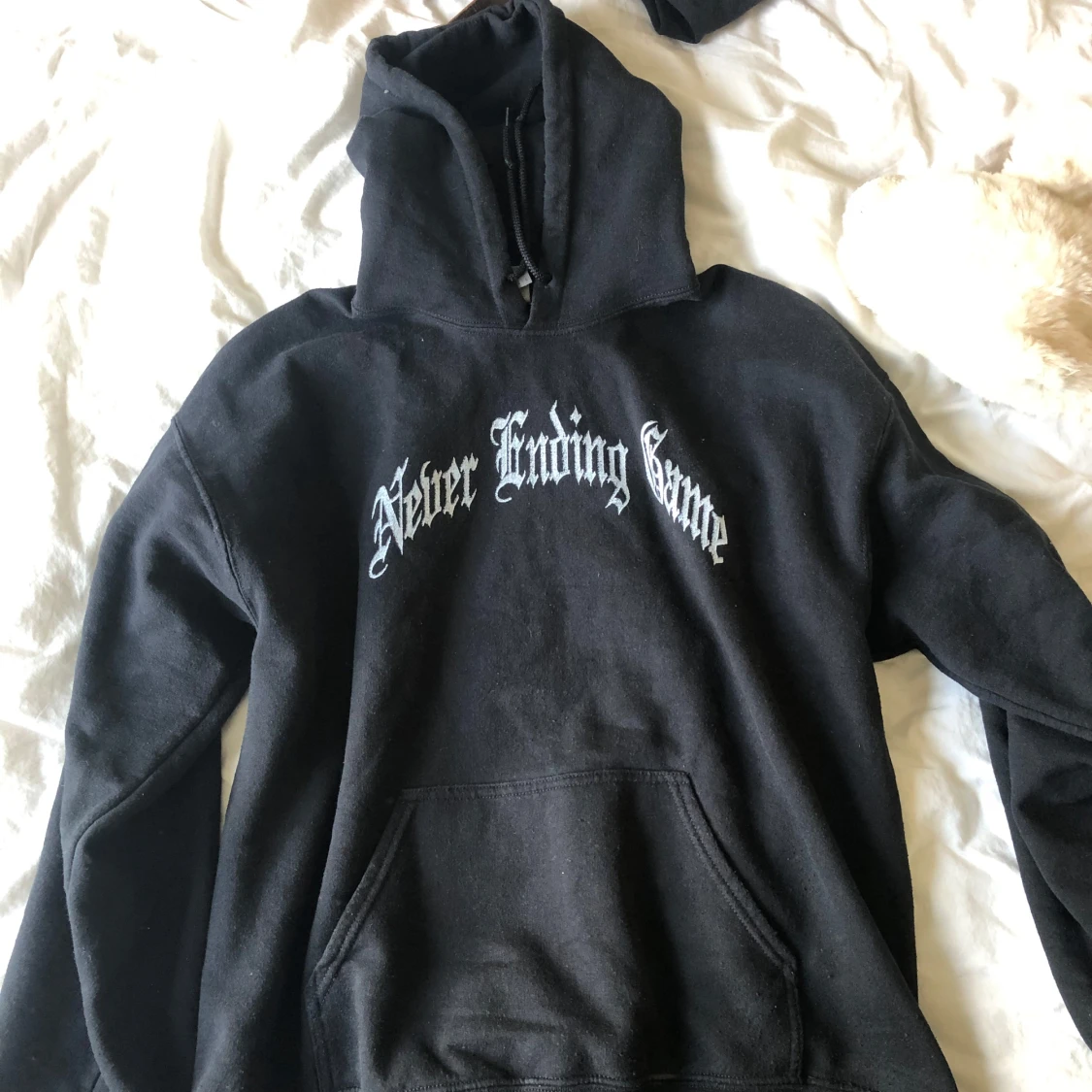 Svart hoodie Never Ending Game Gildan