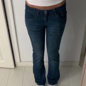 Low waist bootcut Jeans - Snygga bootcut jeans med låg midja och broderade fickor❣️