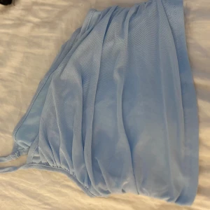 Linne - Säljer en elegant och skön topp från shein som passar perfekt till festtillfällen men också till lättare tillfällen. Den är enärmad och insydd för att forma midjan