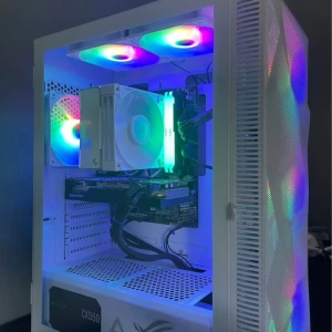 Gaming dator  - Säljer nu min dator som jag köpte i december 2024 då jag har tappat intresset för gaming  Ny pris 11000 kr  Datorn innehåller   Cpu: i5 12th gen  Grafikkort: rx 6600  Morderkort: asrock B760M  Ram: 16gb ddr4 3600mhz  Pcu: corsair cx550W  ssd 500GB  Chassit har 3 stycken 120mm fläckar och 3 stycken 140mm fläckar vilket gör att datorn alltid håller extremt bra temperatur! Det sitter också en deepcool CPU kylare men man får med intel orginal kylare!  Alla lådor finns om man skulle vilja ha det! Pri
