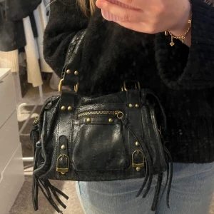 Svart handväska med gulddetaljer - Svart handväska med gulddetaljer🌸 Köpt på en marknad i Italien för 650kr Väl använd men i bra skick🩷