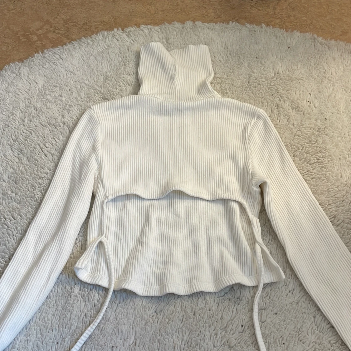 Vit ribbad Bershka tröja  med snörning - 1