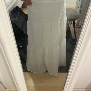 Vit långkjol - Säljer en vit långkjol i storleken XS. Denna kjolen är från SHEIN.