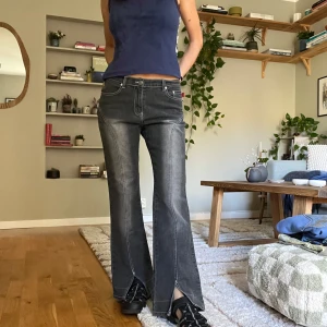 Grå bootcut jeans  - Cool grå bootcut jeans, midjemått rakt över 37cm, innerbenslängd 74cm