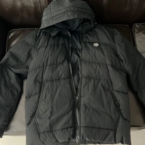 Vinter/höst jacka  - Säljer min gamla jacka, nyskick och storlek M. Jackan kostar cirka 3000 nypris. Säljes för 800kr.  Pris kan diskuteras 