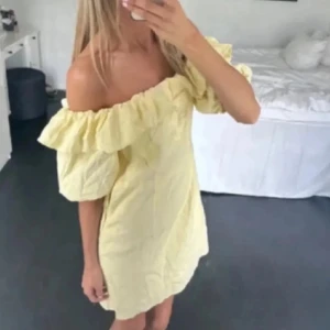 Gul offshoulder kortklänning - Söt ljusgul kortklänning med offshoulder och volangdetaljer upptill. Från H&M, använd 2 gånger.