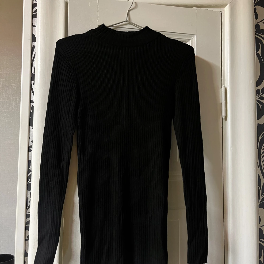 Svart ribbad klänning från Amisu Strl 38 men sitter som 36 - 2