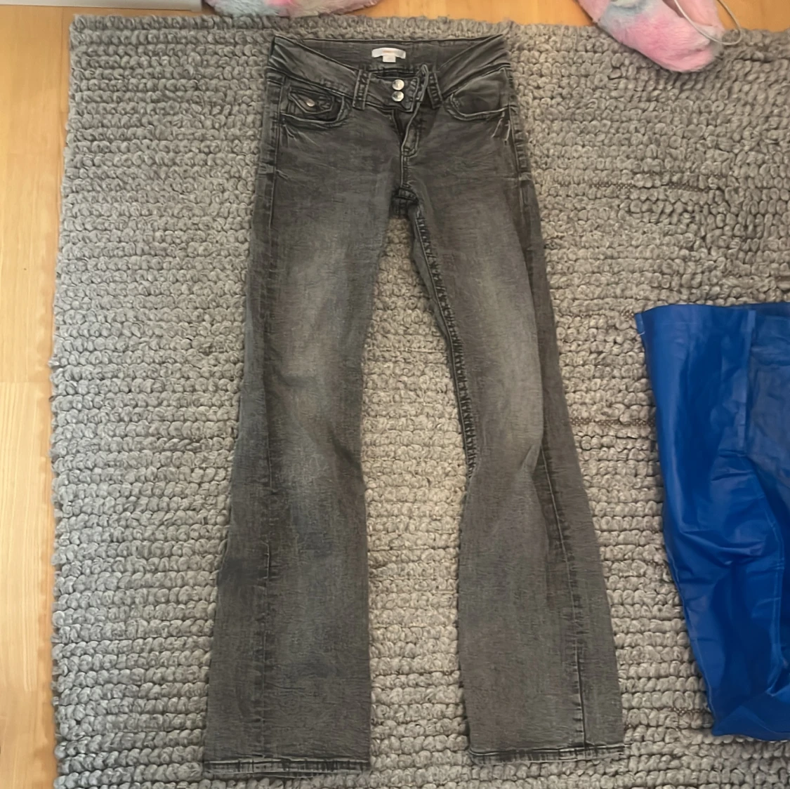 Grå bootcut jeans från Gina Tricot - 2