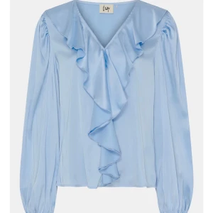 Blå blus - Blå blus från isay i stolek S. Har en reva (se bild) därav priset. Nypris: 850 kr