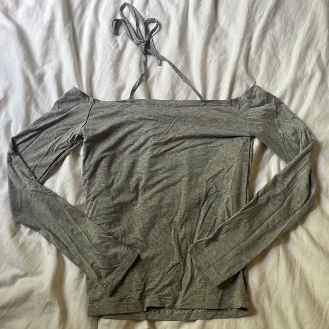 Grå offshoulder topp