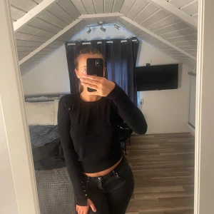 Svart stickad tröja från Zara - Svart stickad tröja från Zara med guldknappar vid ärmarna. Säljs inte längre på hemsidan. 💗inga defekter💗