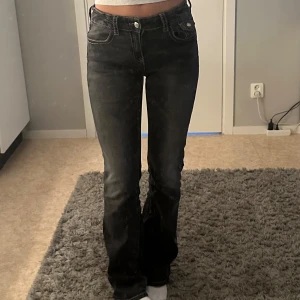 Svarta bootcut jeans från Gina Tricot - Snygga svarta jeans från Gina Tricot i bootcut-modell med markerade sömmar och klassiska fem fickor. Säljer på grund av ingen användning💕