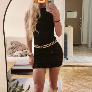 Svart tight kortklänning - Garderobsrensning! Kika gärna på mina andra annonser. Snygg svart kort klänning i tight passform med hög hals och ärmlös design. Materialet är ribbat och stretchigt, vilket gör den bekväm och följsam. Säljer INTE klänningen med skärpet.