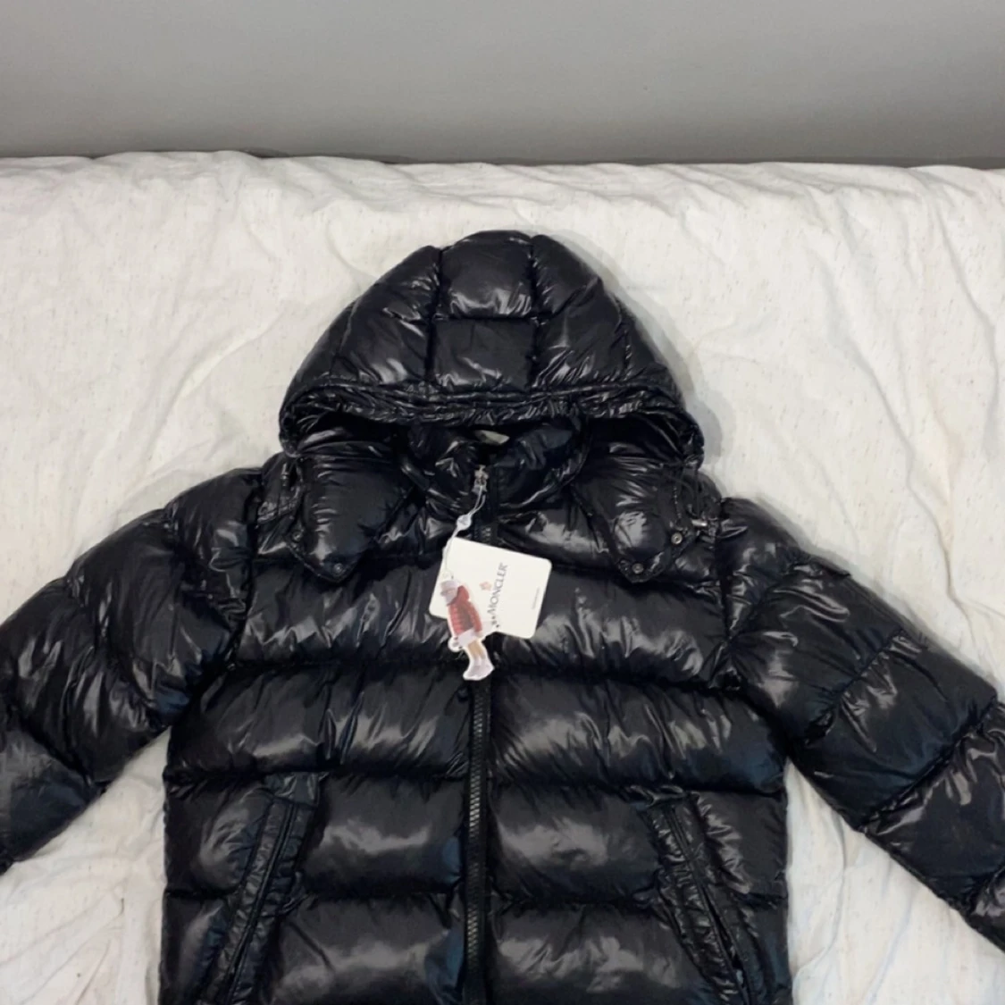 Svart Moncler dunjacka med huva