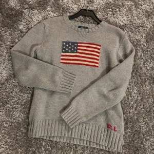 grå usa tröja ralph lauren - säljer en snygg grå stickad tröja från polo ralph lauren⭐️fint skick och inga defekter, min kille är 178cm hör av dig vid funderingar!