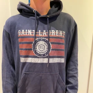 Saint Laurent hoodie  - Säljer en skit snygg och eftertraktad hoodie från saint Laurent | skick 10/10 | 🌟| storlek M | färg mörk blå | pris kan diskuteras vid snabb och smidig affär 