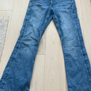 Blå bootcut jeans från Gina Young - Snygga blå bootcut jeans med en fin design på fickorna i bak. De är knappt använda så superskick! Kontakta gärna innan köp☺️