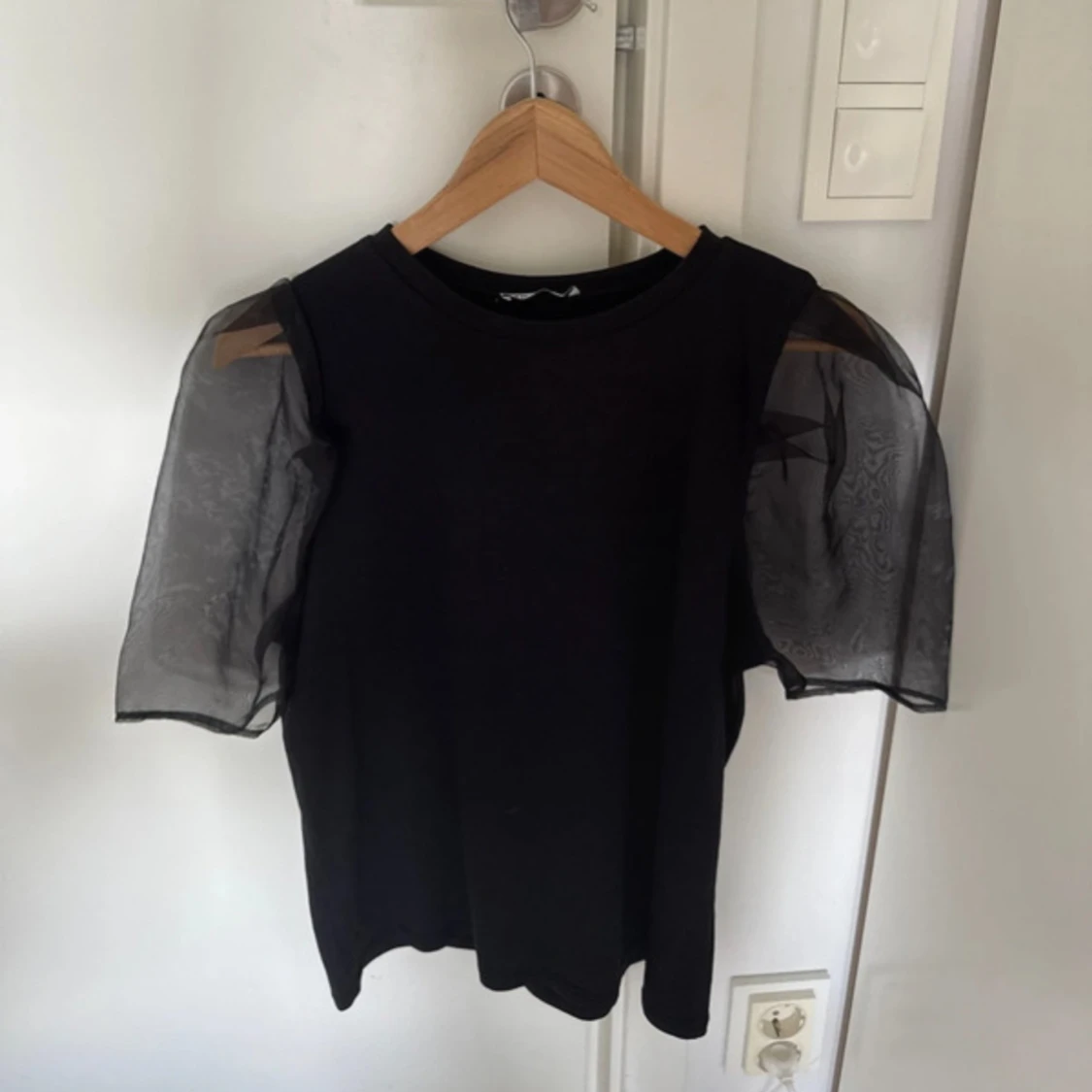 Svart topp med puffärmar från Zara