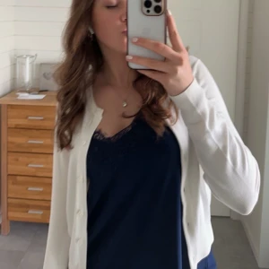 Vit kofta från H&M - Söt vit kofta från H&M som är perfekt till hösten. Är lite nopprig därav priset 💕🙌