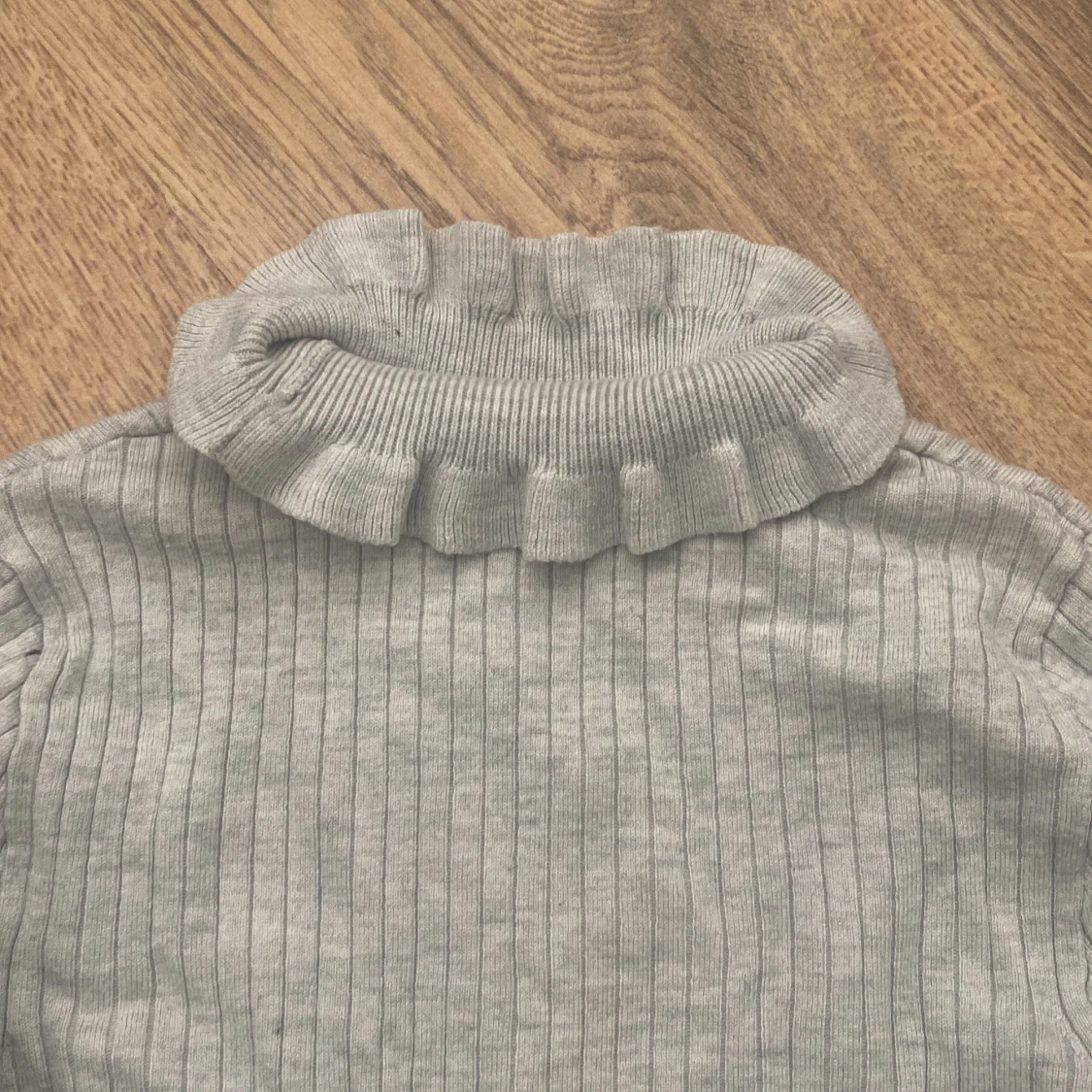 Ljusgrå ribbad polotröja med volang - 2