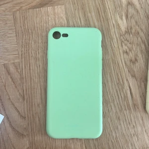 mobilskal i en fin pastellgrön färg! - Funkar super bra och i bra skick, så gulligt!