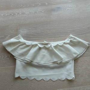 Vit offshoulder tubtopp med volang - Supersöt vit offshoulder topp med volang💕 st xxs bara att fråga om mer bilder eller om ni har någon annan fråga🥰