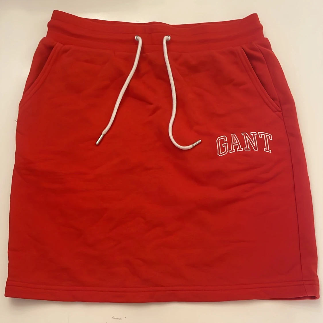 Röd kortkjol med snörning från GANT