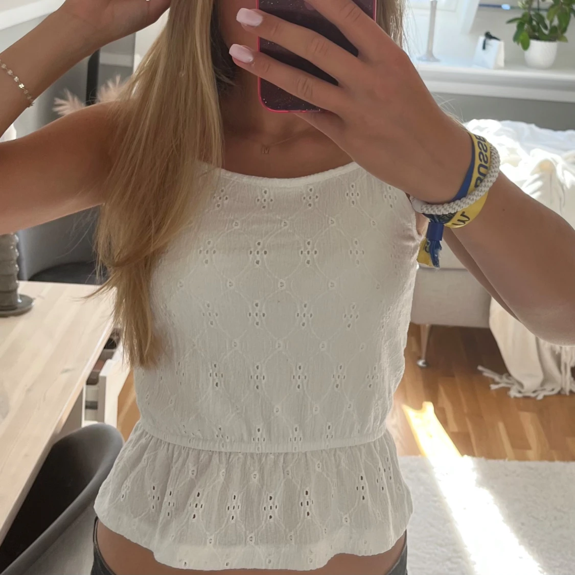 Vit broderad linnetopp med volang