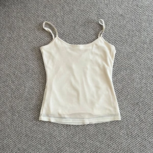 Topp med pärlbroderi - Säljer min beiga topp då den knge kommer till användning längre. Den har broderade blommor i pärlor på framsidan. I storlek S